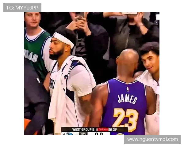 戴维斯脚踝伤坚持独自回更衣室